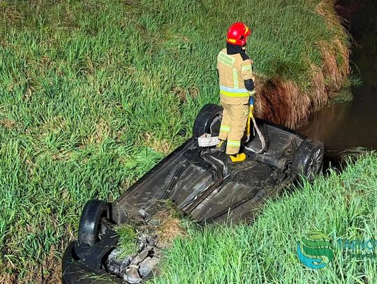 Wieczorny wypadek w Skrzyszowie. Samochód dachował w potoku, w środku cztery osoby