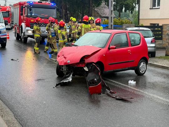 Groźne zderzenie czołowe na DW975 w Radłowie. Jedna osoba w szpitalu