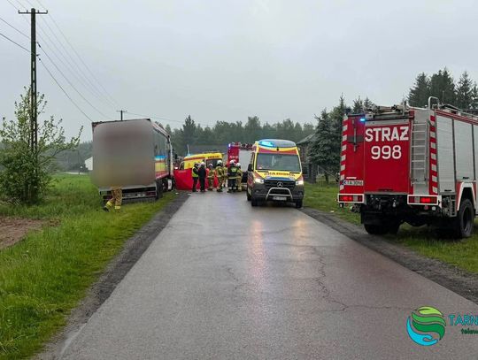 Makabryczny wypadek w Smykowie. Trzech mężczyzn zginęło w zderzeniu z ciężarówką