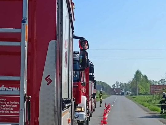 Wypadek w Czernichowie. Samochód w rowie, kierowca uderzył w betonowy mostek