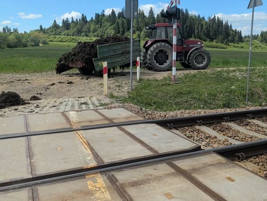 Ciągnik z gnojem zderzył się z pociągiem na przejeździe kolejowym w Szaflarach