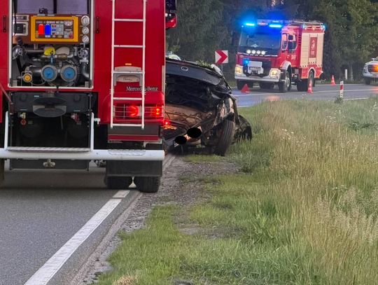 Groźny wypadek w Radłowie. Lexus dachował pod słupem wysokiego napięcia