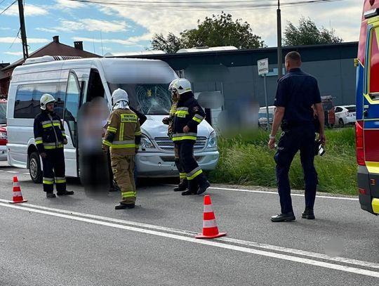 Nastolatek na hulajnodze potrącony przez wycieczkowego busa w gminie Skała