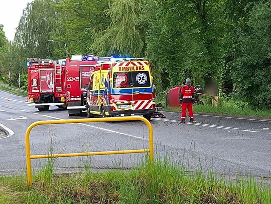 Poważny wypadek na DK52 w Inwałdzie. LPR w akcji, jedna osoba walczy o życie