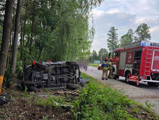 Groźny wypadek w Swarzowie. Samochód uderzył w drzewo, kierowca zakleszczony