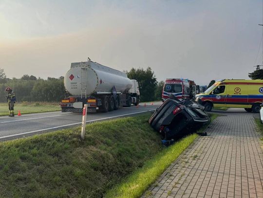 Wypadek na DK75 w Czchowie. Jeden z samochodów osobowych dachował w rowie