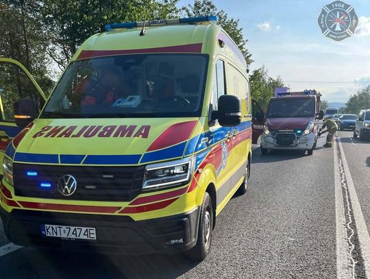 Zderzenie dostawczaka z osobówką na DK7 w Rabie Wyżnej. Jedna osoba ranna