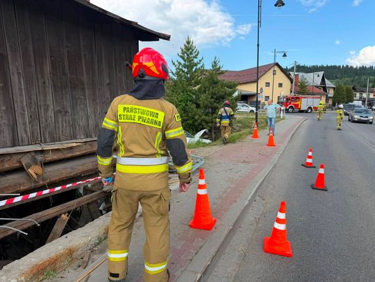 Wypadek na DK49 w Czarnej Górze. Samochód w rowie, dwie osoby w szpitalu