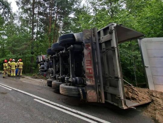 Przewrócona ciężarówka w Borzęcinie. Całkowity paraliż drogi wojewódzkiej DW964
