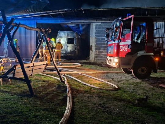 Nocny pożar w Winiarach. Ogień strawił budynek gospodarczy, auto i maszyny rolnicze