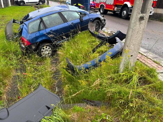Groźny wypadek w Pcimiu. Samochód osobowy dachował na starej Zakopiance