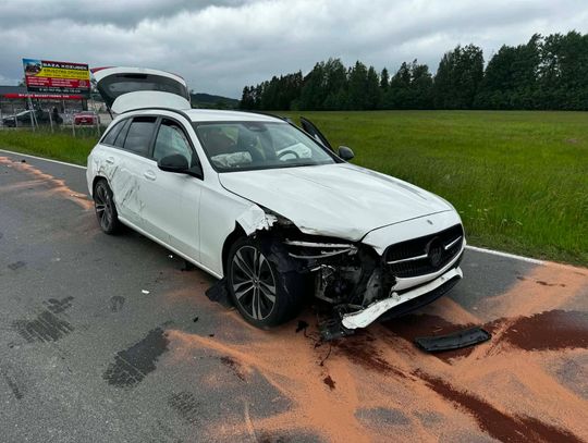 Ciągnik rozerwany na pół po zderzeniu z mercedesem. Groźna kolizja w Jabłonce