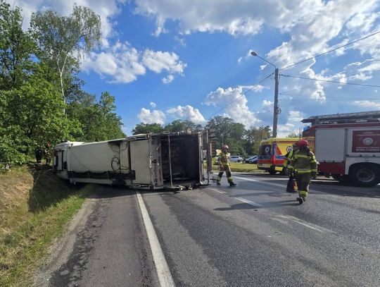 Wypadek śmieciarki na DK73 w Szczucinie. Dwie osoby ranne, droga zablokowana