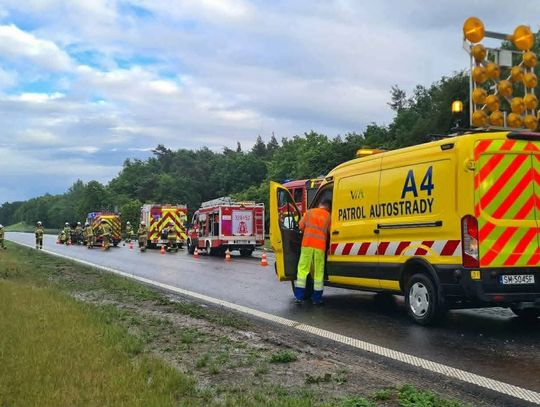 Groźna kolizja na autostradzie A4 pod Krakowem. Samochód uderzył w bariery, służby w akcji