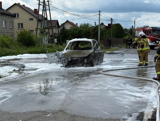 Pożar samochodu w powiecie krakowskim. Akcja gaśnicza w miejscowości Zalas