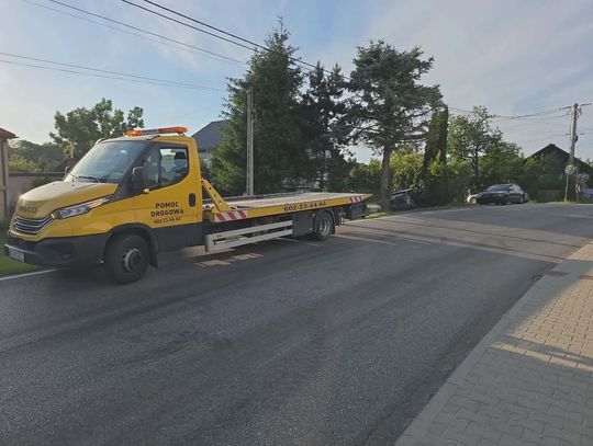 Samochód uderzył w ogrodzenie w Iwanowicach Dworskich. Interweniowała pomoc drogowa