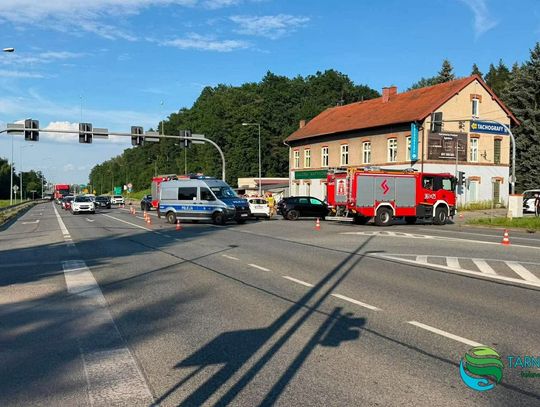 Groźny wypadek na DK94 w Tarnowie. Samochód uderzył w budynek po zderzeniu
