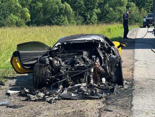 Pożar Ferrari w Jastrzębi. Pasażer zabrany do szpitala śmigłowcem LPR