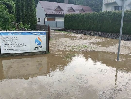 Nawałnice nad Małopolską. Podtopienia, uszkodzone auta i pogotowie przeciwpowodziowe