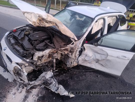 Czołowe zderzenie BMW z ciężarówką na DK73 w powiecie dąbrowskim. Cztery osoby w szpitalu