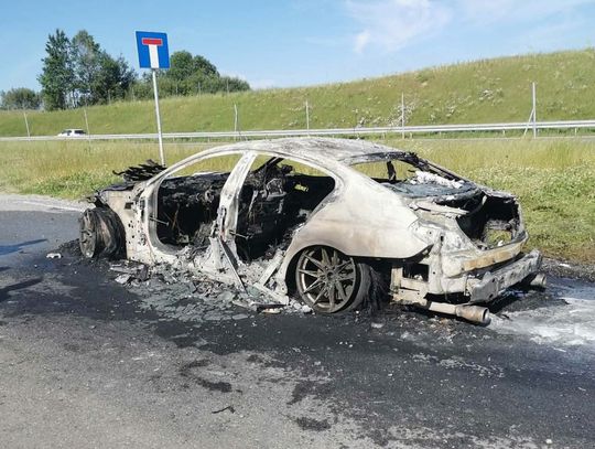 BMW spłonęło przy Zakopiance w Klikuszowej. Z pojazdu pozostał wrak