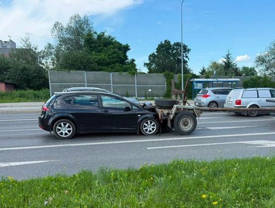 Kolizja z cyklu "oszukać przeznaczenie" w Krakowie. Osobówka wbiła się pod ciężarówkę