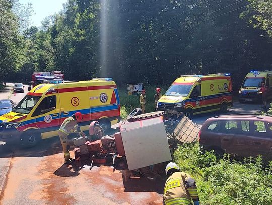 Groźny wypadek w Przyborowie. Osobówka staranowała ciągnik, droga była zablokowana