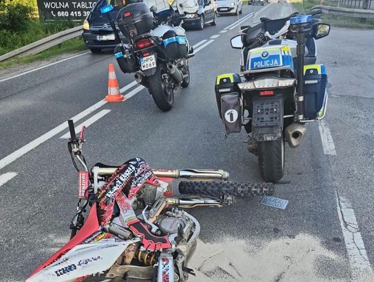 Pościg jak z filmu w Zatorze! 16-latek staranował policyjny motocykl