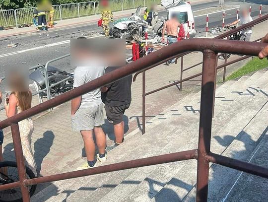 Groźny wypadek na DK75 we Frycowej. LPR lądował po zderzeniu ciężarówki z osobówką [ZDJĘCIA]