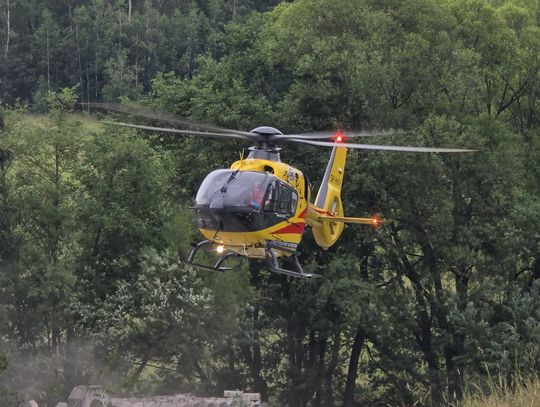Groźny wypadek podczas prac polowych w Maniowach. 58-latek trafił śmigłowcem do szpitala