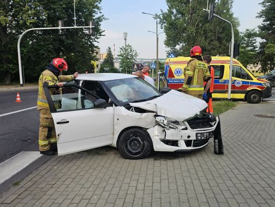Wóz strażacki zderzył się z osobówką w Olkuszu. Strażacy jechali do alarmu