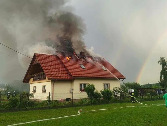 Pożar poddasza domu w Kobylu. Jedna osoba została poszkodowana