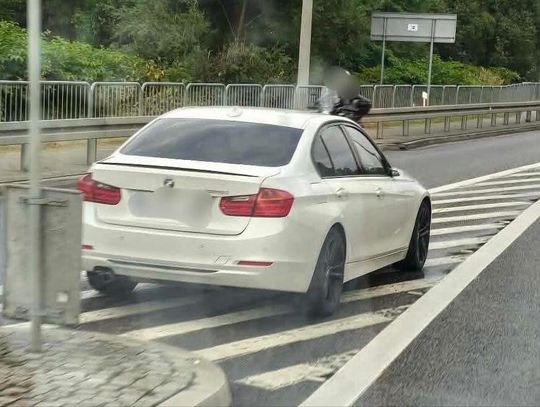 Nietrzeźwy rowerzysta zderzył się z BMW na DK28 w Zembrzycach. Trafił do szpitala