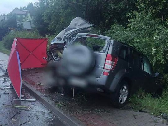 Tragiczny wypadek w Krośnicy. Auto uderzyło w drzewo, 76-letni kierowca nie żyje