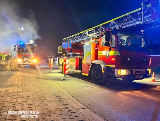 Wieczorny pożar w Suchej Beskidzkiej. Siedem zastępów straży i silne zadymienie
