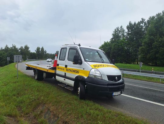 Trzy osoby poszkodowane na Zakopiance. Auto wypadło z drogi w Chabówce