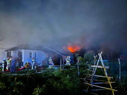 Nocny pożar w Targanicach. Dach domu spłonął, strażacy ocalili dobytek mieszkańców