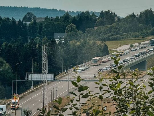 Pożar auta przed tunelem w Naprawie. Tunel na S7 w kierunku Zakopanego zamknięty