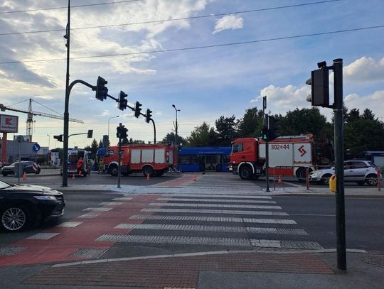 Zderzenie samochodu z tramwajem na ulicy Norymberskiej w Krakowie. Dwie osoby ranne