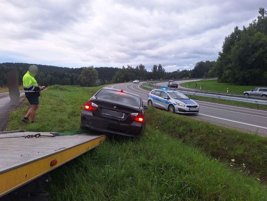 BMW wypadło z Zakopianki na patelniach w Chabówce. Auto zakończyło jazdę w rowie