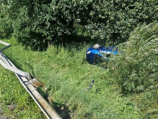 Dachowanie na Zakopiance w Głogoczowie. Samochód wypadł z drogi, jedna osoba ranna
