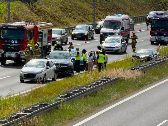 Poważny wypadek na A4 przed Brzeskiem. Rozbite trzy auta, ranne dziecko i dorosły