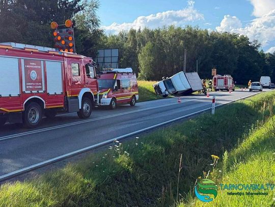 Zderzenie na DK73 w Brniu. Dostawczak wpadł do rowu po uderzeniu w osobówkę