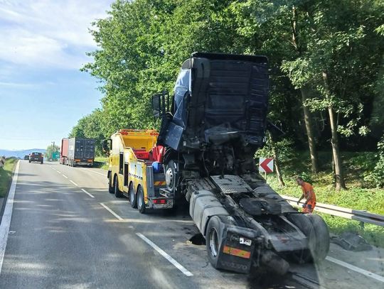 Poważny wypadek ciężarówek na Zakopiance. Kierowca trafił do szpitala śmigłowem LPR
