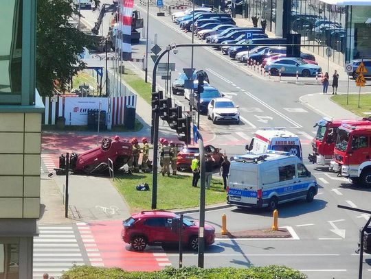 Groźny wypadek w Krakowie. Auto dachowało, dwie młode kobiety trafiły do szpitala