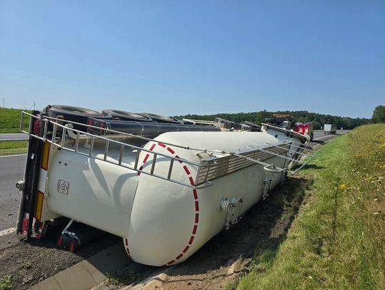 Kolejny groźny wypadek na A4 pod Krakowem. Tir przewrócił się na jezdnię