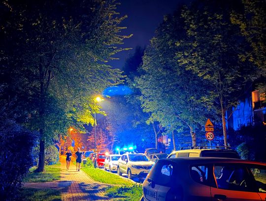 Nowy Sącz: Młody mężczyzna znaleziony w zaroślach przy bloku. Trwa walka o jego życie