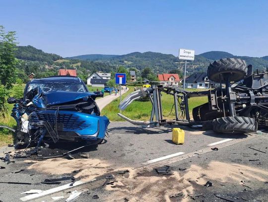Zderzenie auta z ciągnikiem w Podłopieniu. Lądował LPR, DK28 była zablokowana