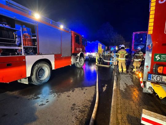 Nocny pożar stodoły w Porębie Górnej. Na miejscu działało kilka zastępów straży [FOTO]