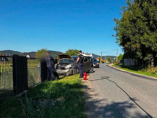 Wypadek w Sułkowicach-Łęgu. Samochód uderzył w ogrodzenie
